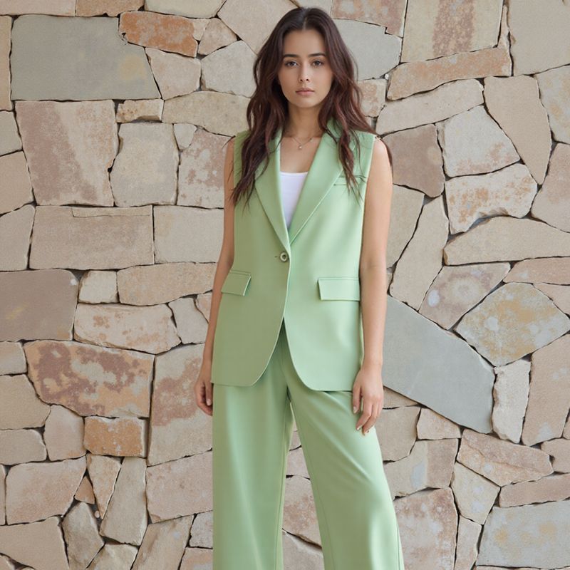 Conjunto Antoinette™ com Colete Alfaiatado e Calça de Linhas Alongadas / Clássico, Feminino e Inesquecível!